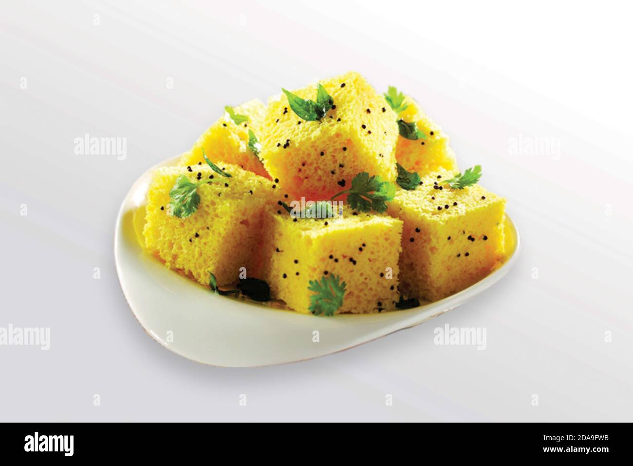 Gujarati Nylon Khaman Dhokla ist gedünstetes Grammflour indischen Snacks. Stockfoto