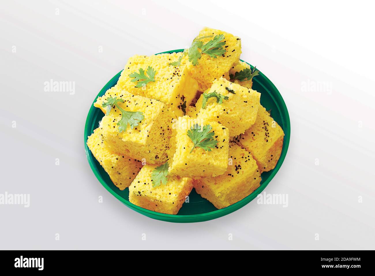 Gujarati Nylon Khaman Dhokla ist gedünstetes Grammflour indischen Snacks. Stockfoto