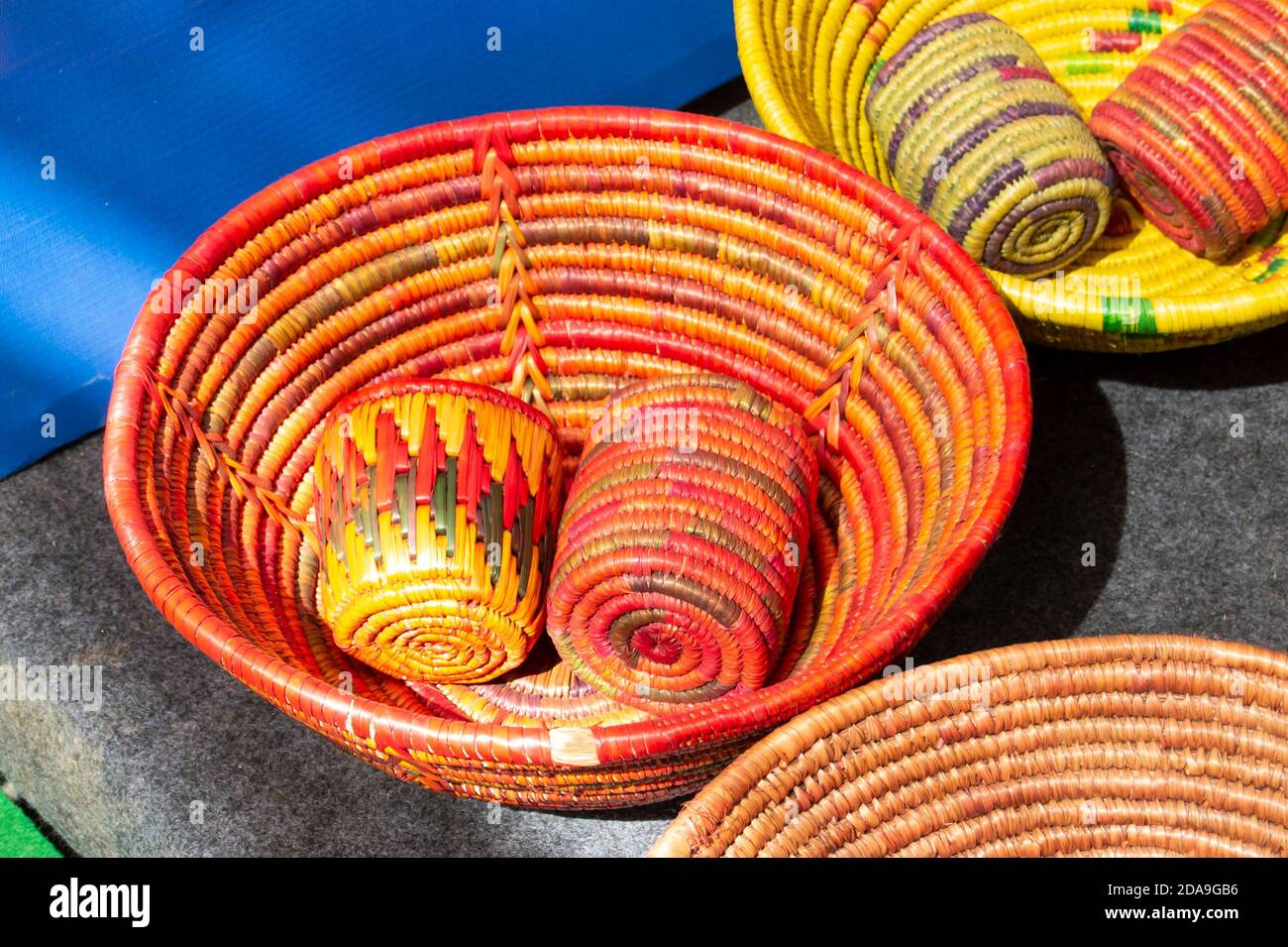 Sikki und Kans Grass Schalen und Tassen traditionelle indische Handwerk der östlichen indischen Staaten von Uttar Pradesh , Assam Stockfoto