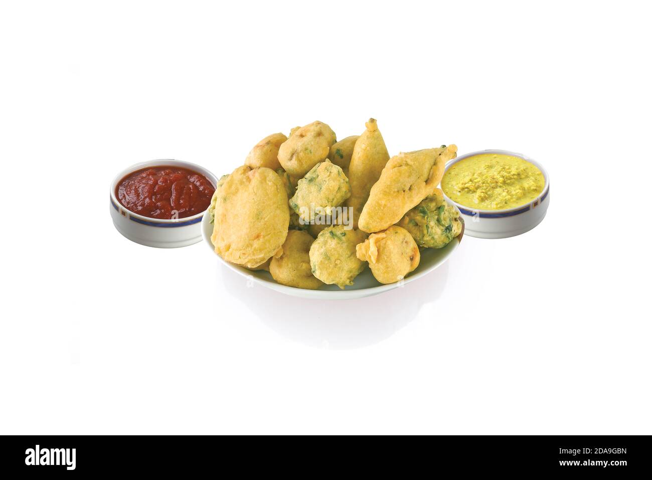 Methi Gota (Bockshornklee) Vada, Bhajiya, Bhajia, Fritters, Pakoda, Pakora, Chili, Kartoffel, oder besa, Haupt von Chana dal, Mehl, serviert mit Chutney, inder Stockfoto