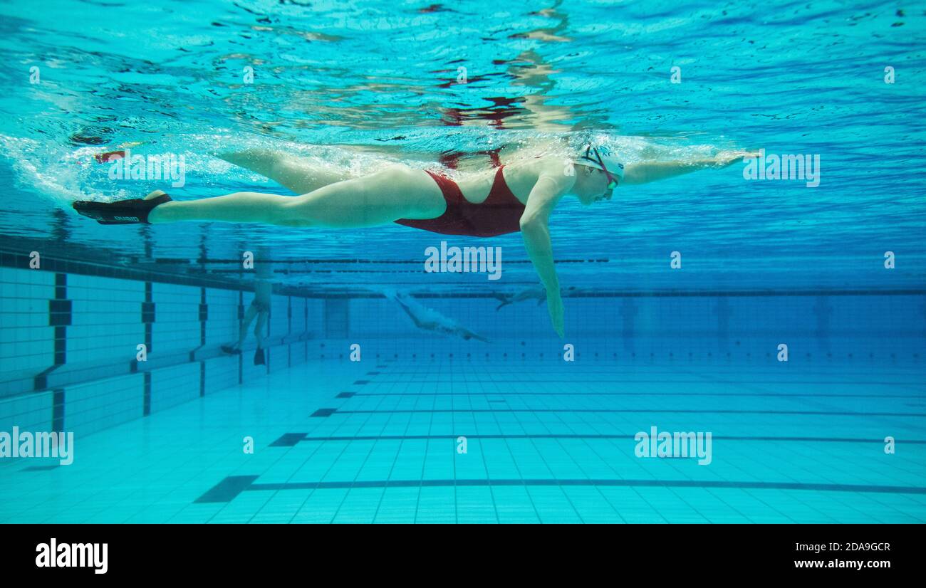 Hannover, Deutschland. November 2020. Schwimmerin Angelina Köhler trainiert im Olympischen Trainingszentrum in Niedersachsen. Kredit: Julian Stratenschulte/dpa/Alamy Live Nachrichten Stockfoto