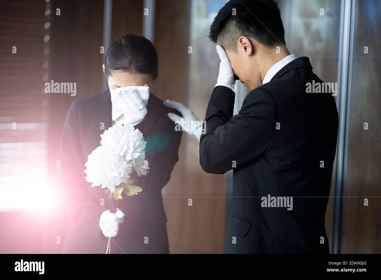 Trauernde Hinterbliebene Trauer bei der Beerdigung Stockfoto