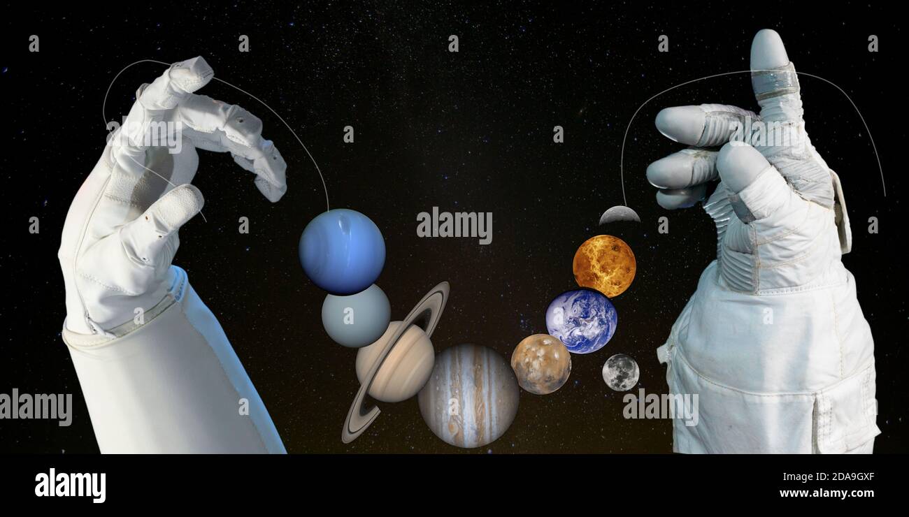 Halskette von Planeten in den Händen. Elemente dieses Bildes, die von der NASA eingerichtet wurden. Stockfoto