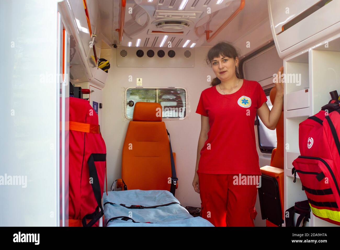 24.06.2020 Teplyk, Ukraine. Mädchen Sanitäterin in einer Ambulanz. Stockfoto