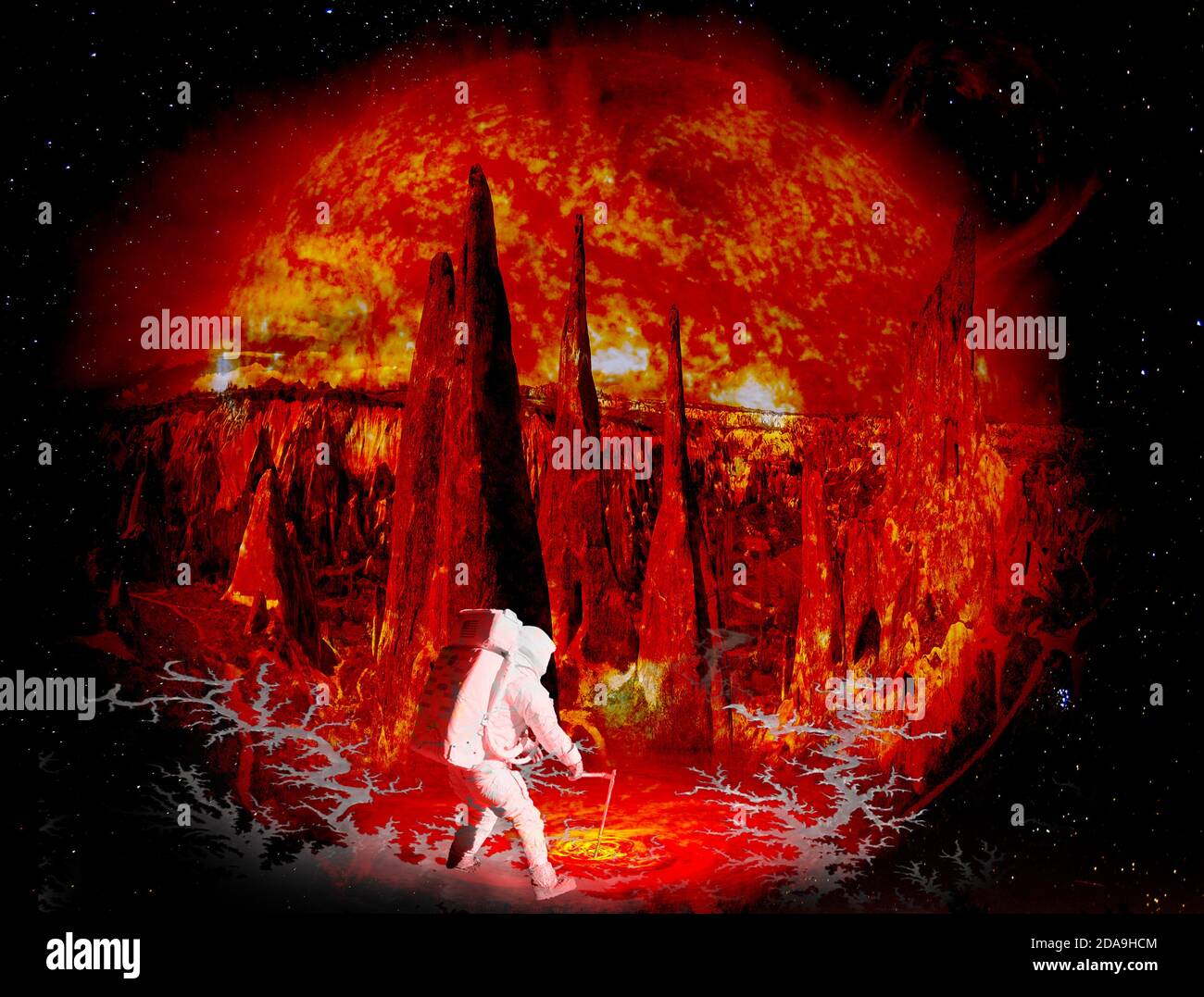 Astronaut steht auf einem fremden roten Planeten. Elemente dieses Bildes, die von der NASA eingerichtet wurden. Stockfoto