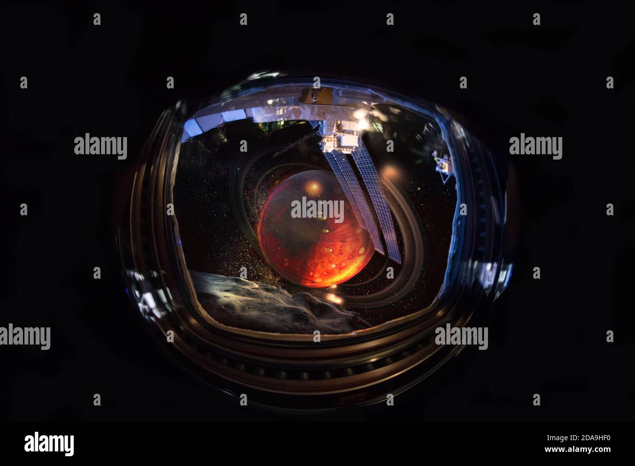Alien World Blick vom Portohole. Außerirdische Planeten im Raumschiff-Fenster nach einem lond jorney. Elemente dieses Bildes, die von der NASA eingerichtet wurden. Stockfoto
