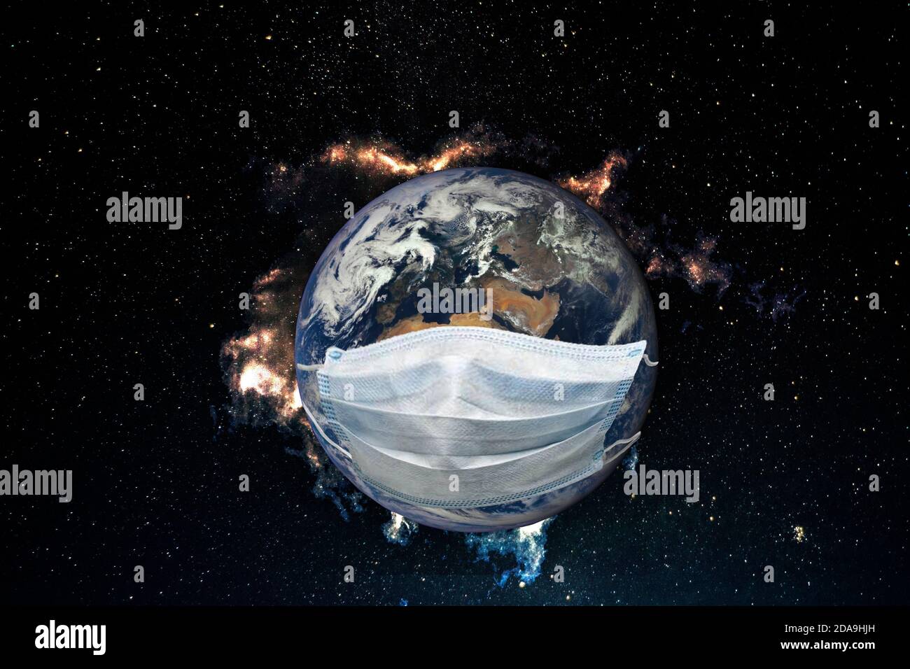 Planet Erde ist krank mit einem Virus. Medizinische Maske auf der Erde. Elemente dieses Bildes, die von der NASA eingerichtet wurden. Stockfoto