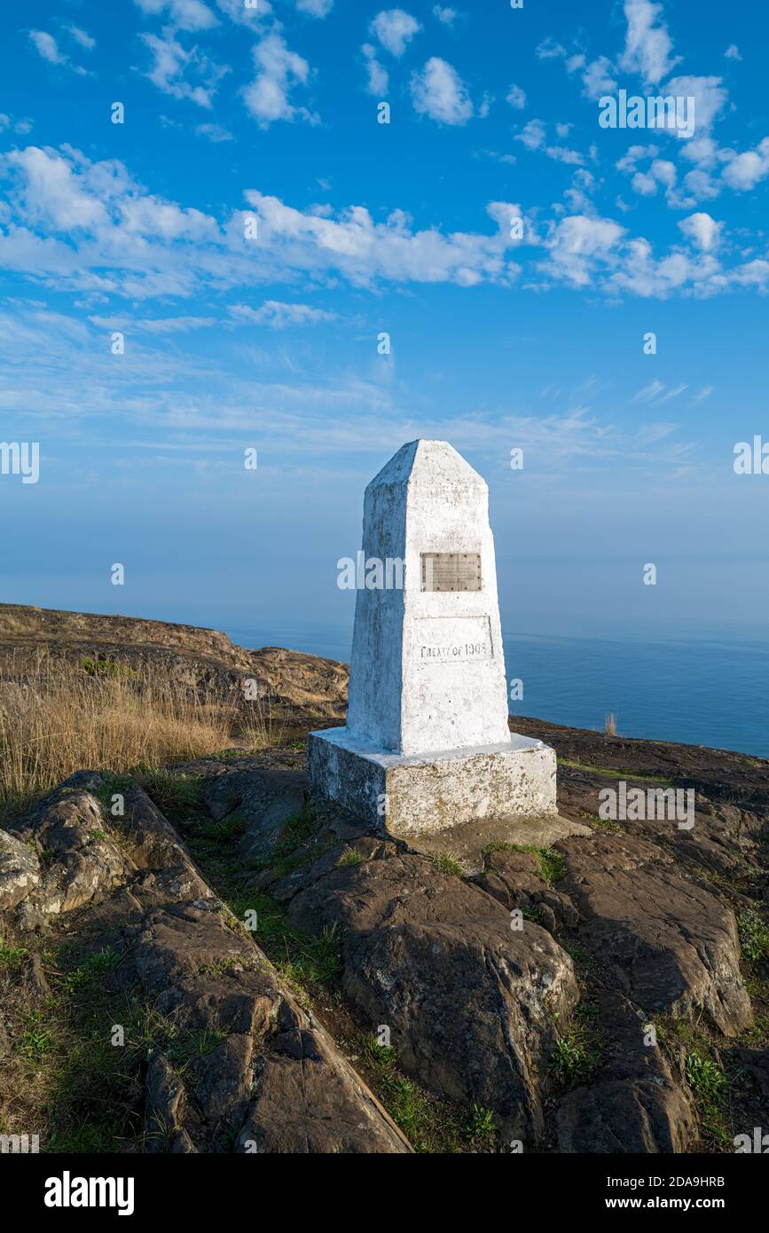 Das Treaty of 1908 Monument blickt auf das Meer am Iceberg Point auf Lopez Island, Washington, USA Stockfoto