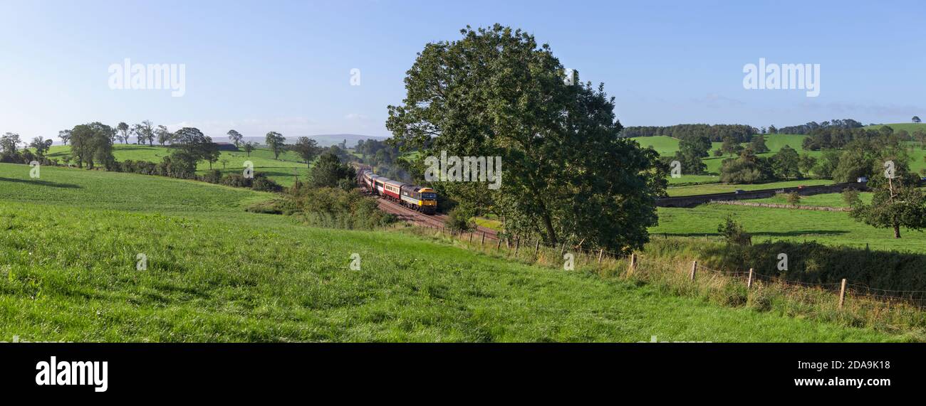 Lokomotive Baureihe 47 Lokomotive 47712 Lady Diana Spencer vorbei an Coniston Cold, Yorkshire mit dem Touristenzug 'Staycation Express' Stockfoto