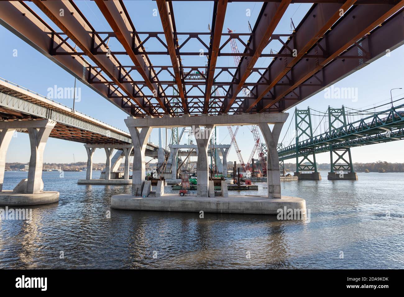 Teilweise fertiggestellte I-74-Ersatzbrücke in Bettendorf, Iowa Stockfoto