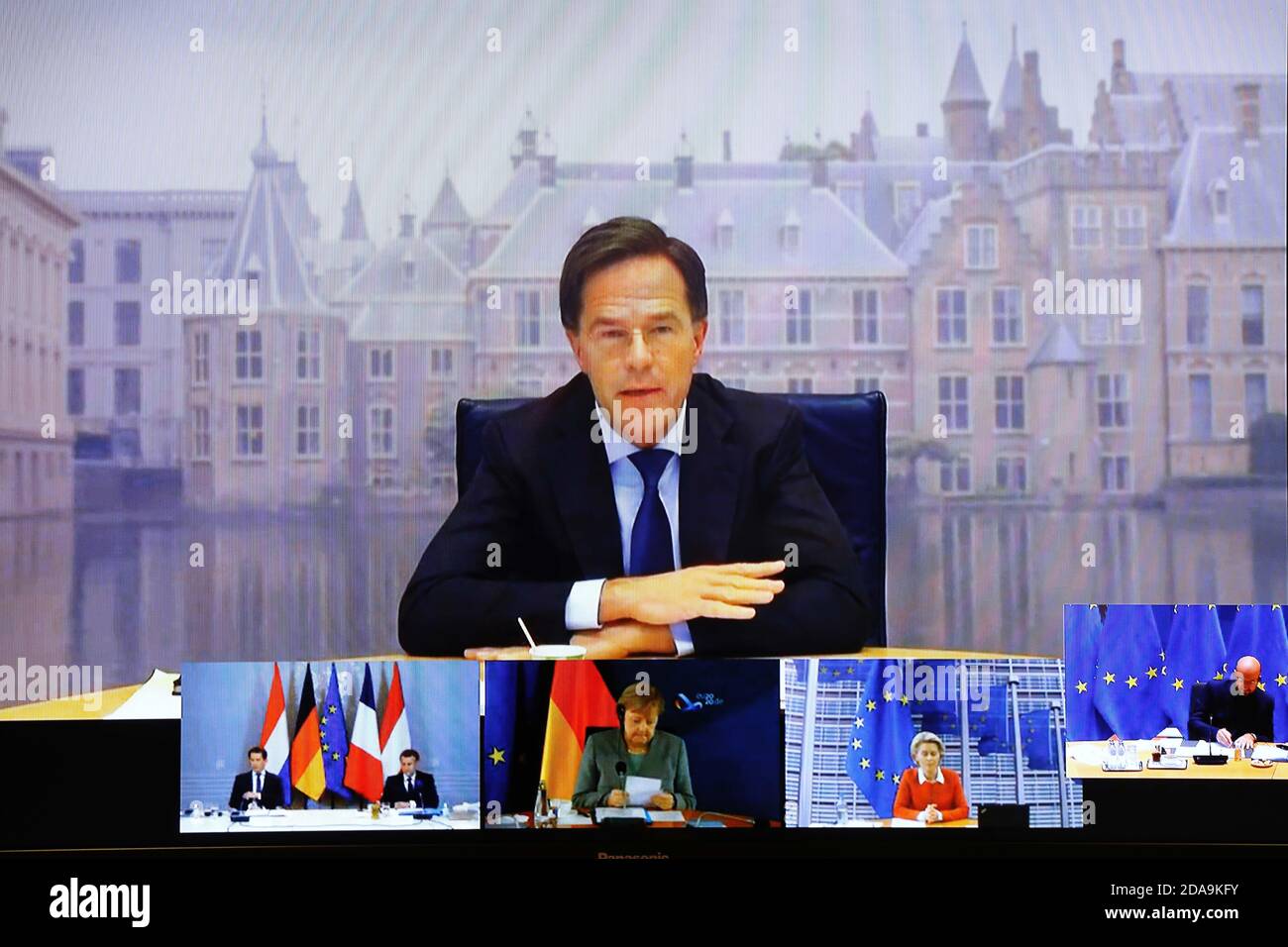 (201111) -- BRÜSSEL, 11. November 2020 (Xinhua) -- Dieses Bild wurde von einem Bildschirm aufgenommen und zeigt den niederländischen Premierminister Mark Rutte (up), der am 10. November 2020 an einer Anti-Terrorismus-Videokonferenz in Brüssel, Belgien, teilnahm. Die Europäische Union (EU) veranstaltete am Dienstag eine Videokonferenz mit Österreich, Deutschland, Frankreich und den Niederlanden zur Bekämpfung des Terrorismus. (Europäische Union/Handout über Xinhua) Stockfoto