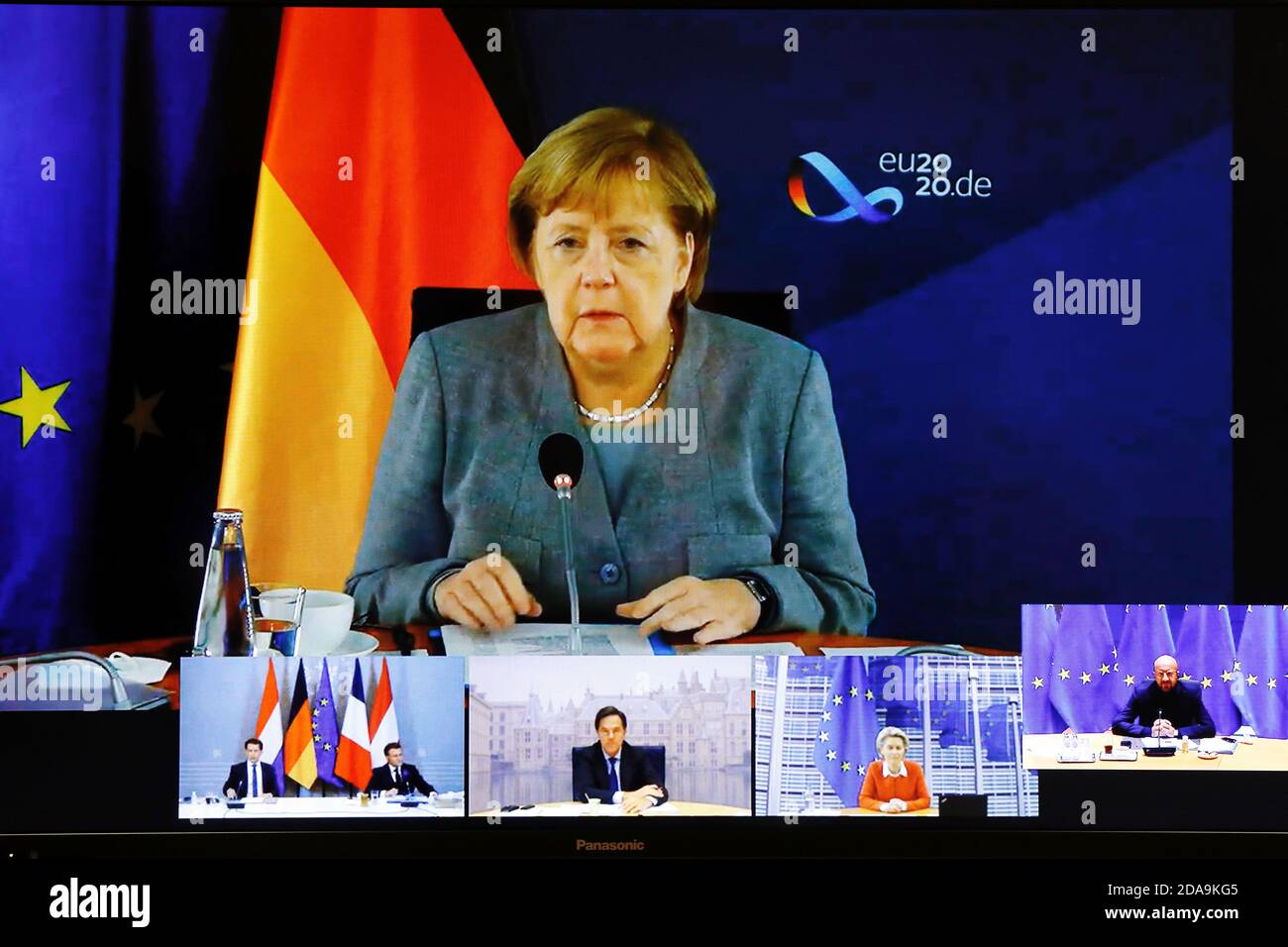 (201111) -- BRÜSSEL, 11. November 2020 (Xinhua) -- Dieses Bild wurde von einer Leinwand aufgenommen und zeigt Bundeskanzlerin Angela Merkel(up), die am 10. November 2020 an einer Anti-Terror-Videokonferenz in Brüssel, Belgien, teilnahm. Die Europäische Union (EU) veranstaltete am Dienstag eine Videokonferenz mit Österreich, Deutschland, Frankreich und den Niederlanden zur Bekämpfung des Terrorismus. (Europäische Union/Handout über Xinhua) Stockfoto