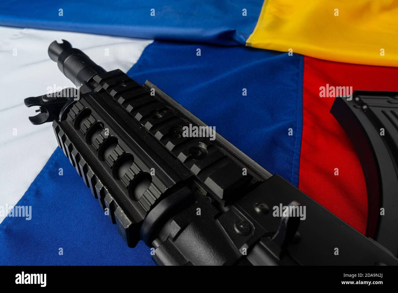 Flaggen von Russland und der Ukraine gefaltet zusammen mit Gewehr Stockfoto