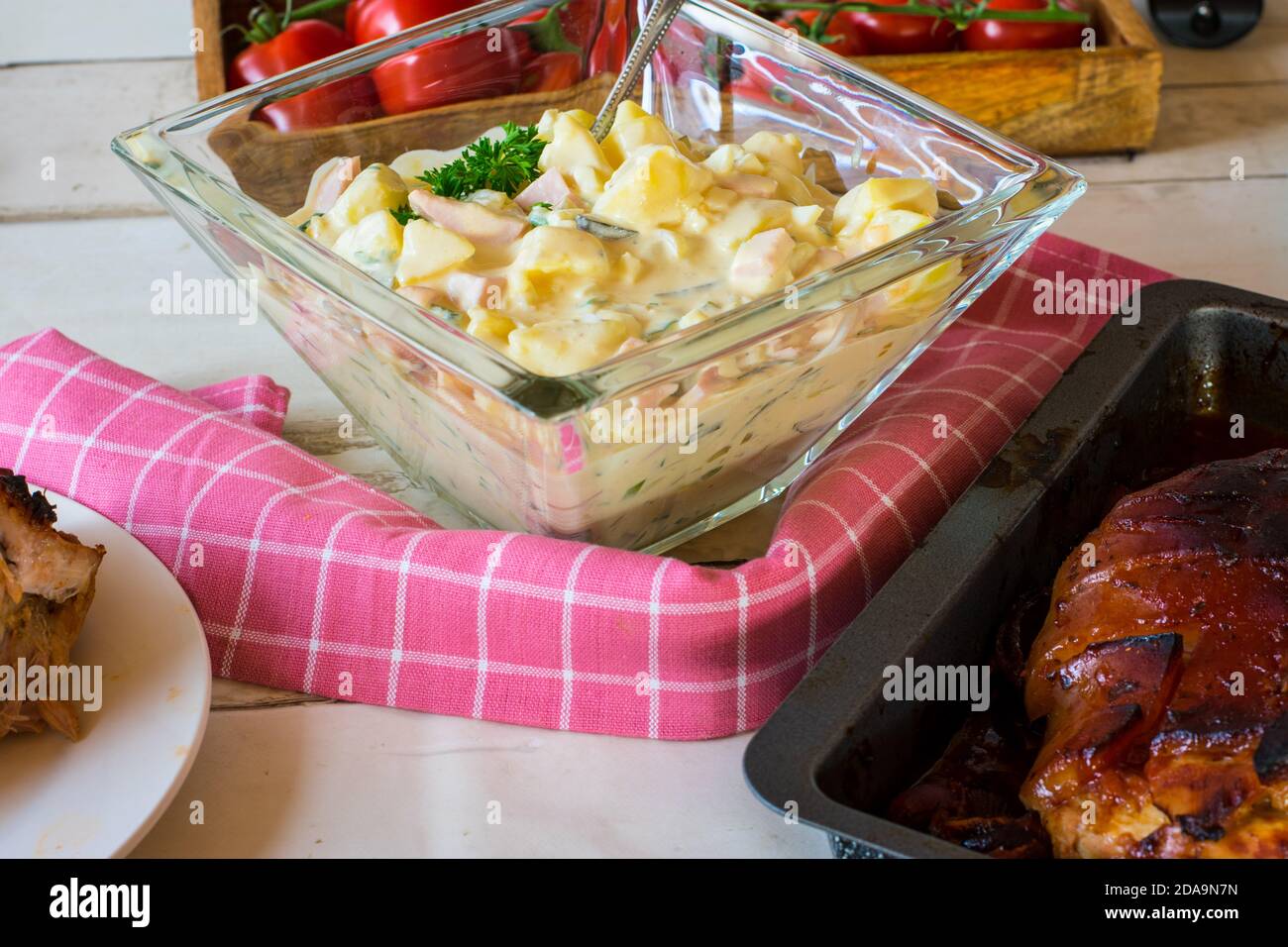 Eine Schüssel mit frischem hausgemachten Kartoffelsalat auf einem Tisch Stockfoto