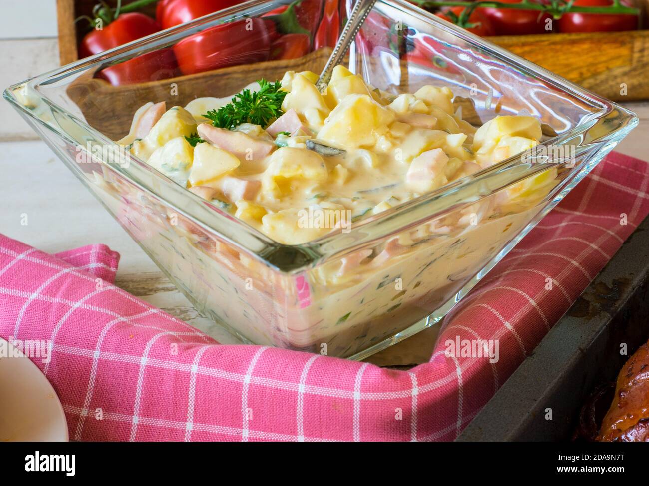 Eine Schüssel mit frischem hausgemachten Kartoffelsalat auf einem Tisch Stockfoto
