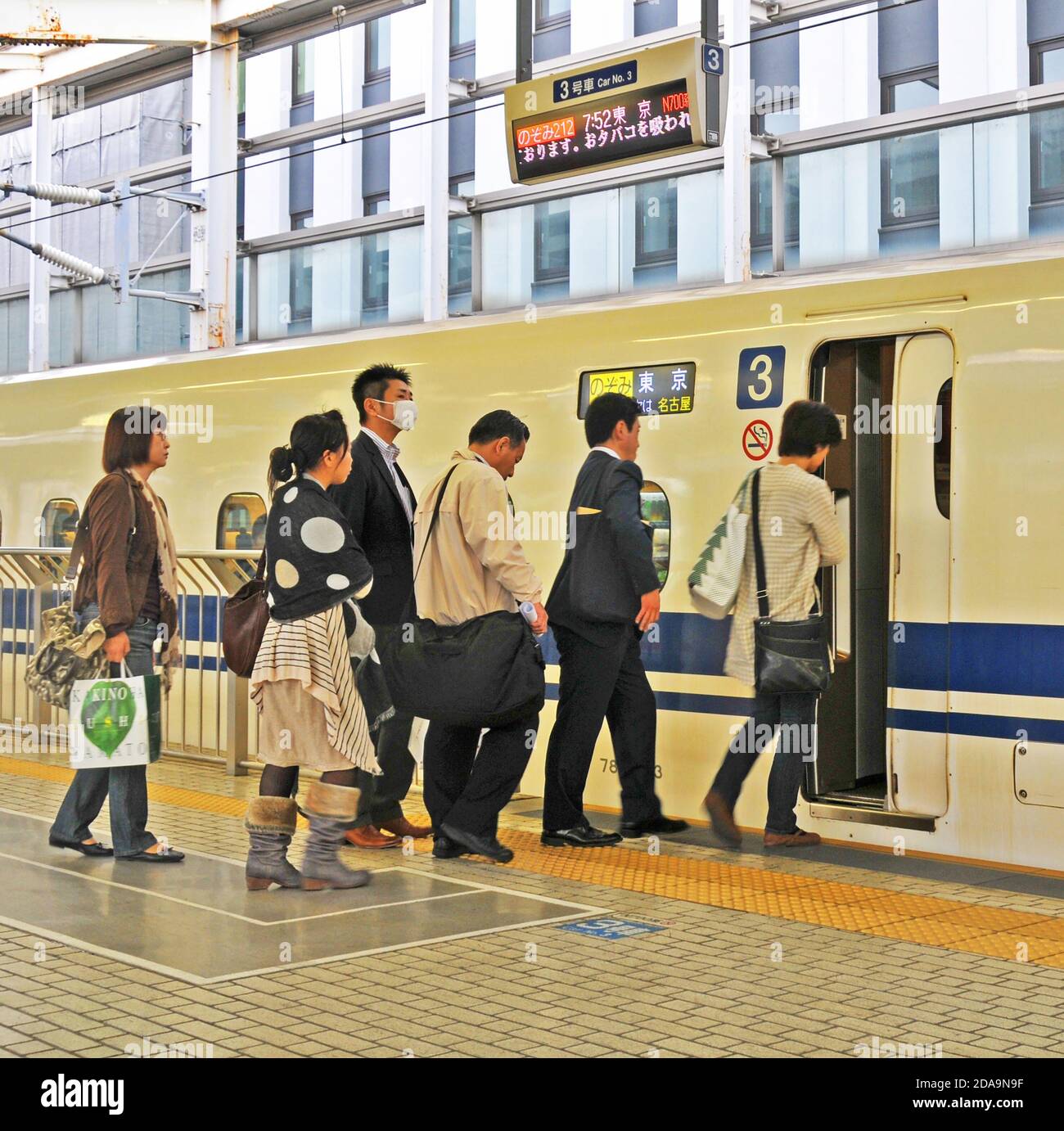 Reisende, die im Shinkansen-Zug einsteigen, Tokio, Japan Stockfoto