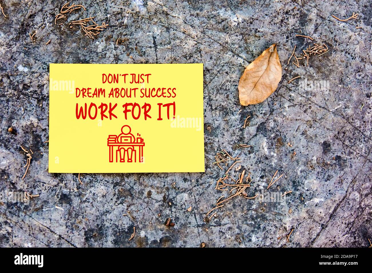 Träumen Sie nicht nur über Erfolg Arbeit für sie inspirierende motivierende Zitat auf gelbem Papier auf einem Felsen Hintergrund in der Natur geschrieben. Stockfoto