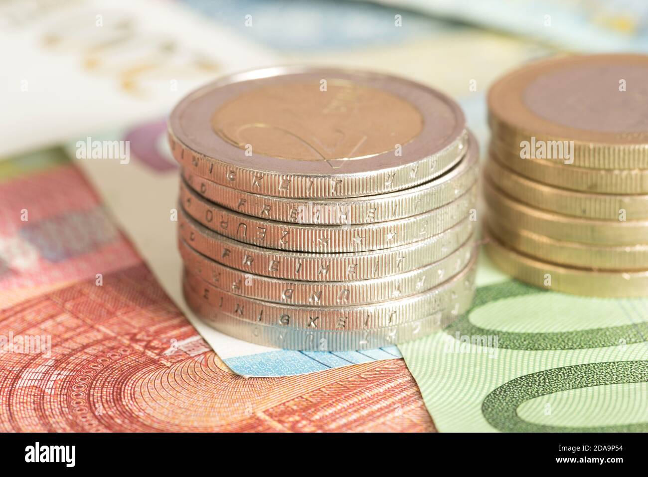 Euro-Banknoten und Münzen Stockfoto
