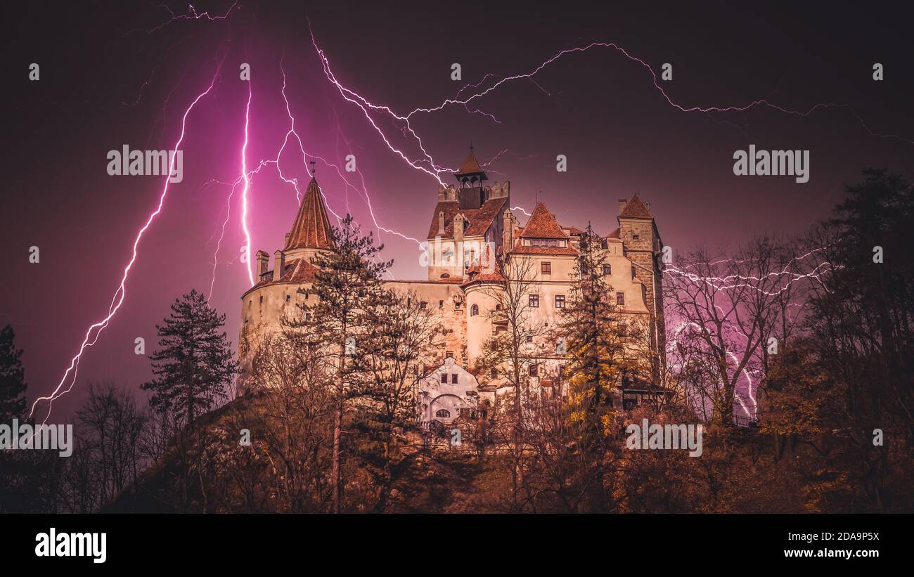 Spektakulärer Donner über Schloss Bran, Siebenbürgen, Rumänien. Ein mittelalterliches Gebäude, bekannt als Schloss von Dracula. Stockfoto