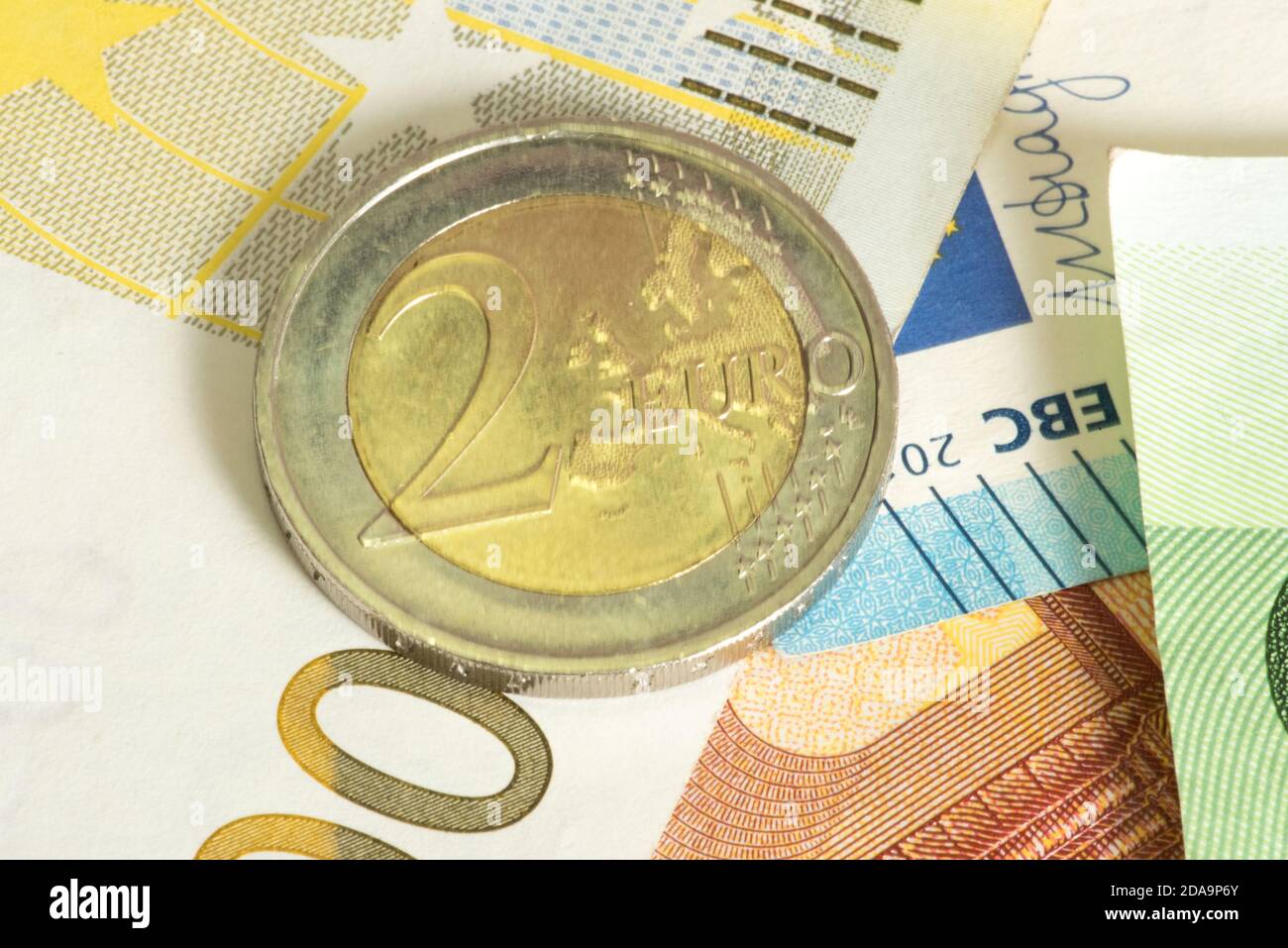 Euro-Banknoten und Münzen Stockfoto