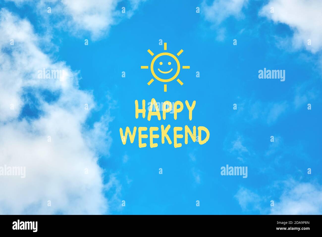 Happy Weekend Nachricht gegen schönen blauen Himmel mit Wolken Hintergrund. Stockfoto