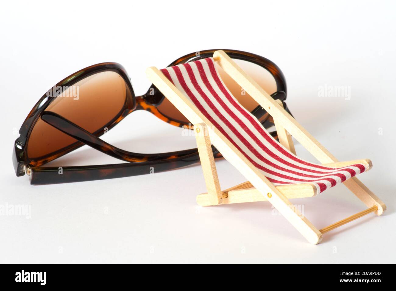 Sonnenbrillen und ein Liegestuhl im Urlaub Stockfoto