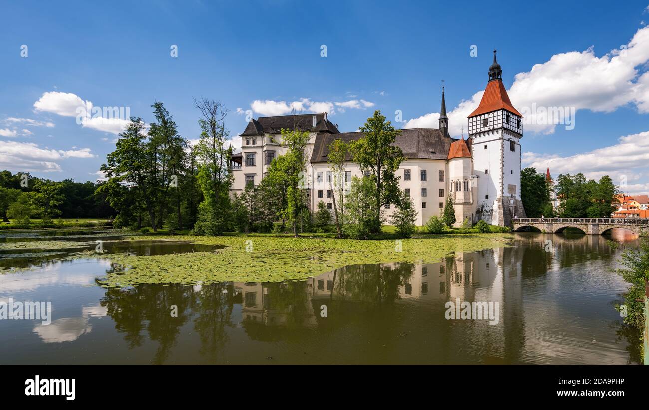 Blick über den Teich zum Schloss Blatna Stockfoto