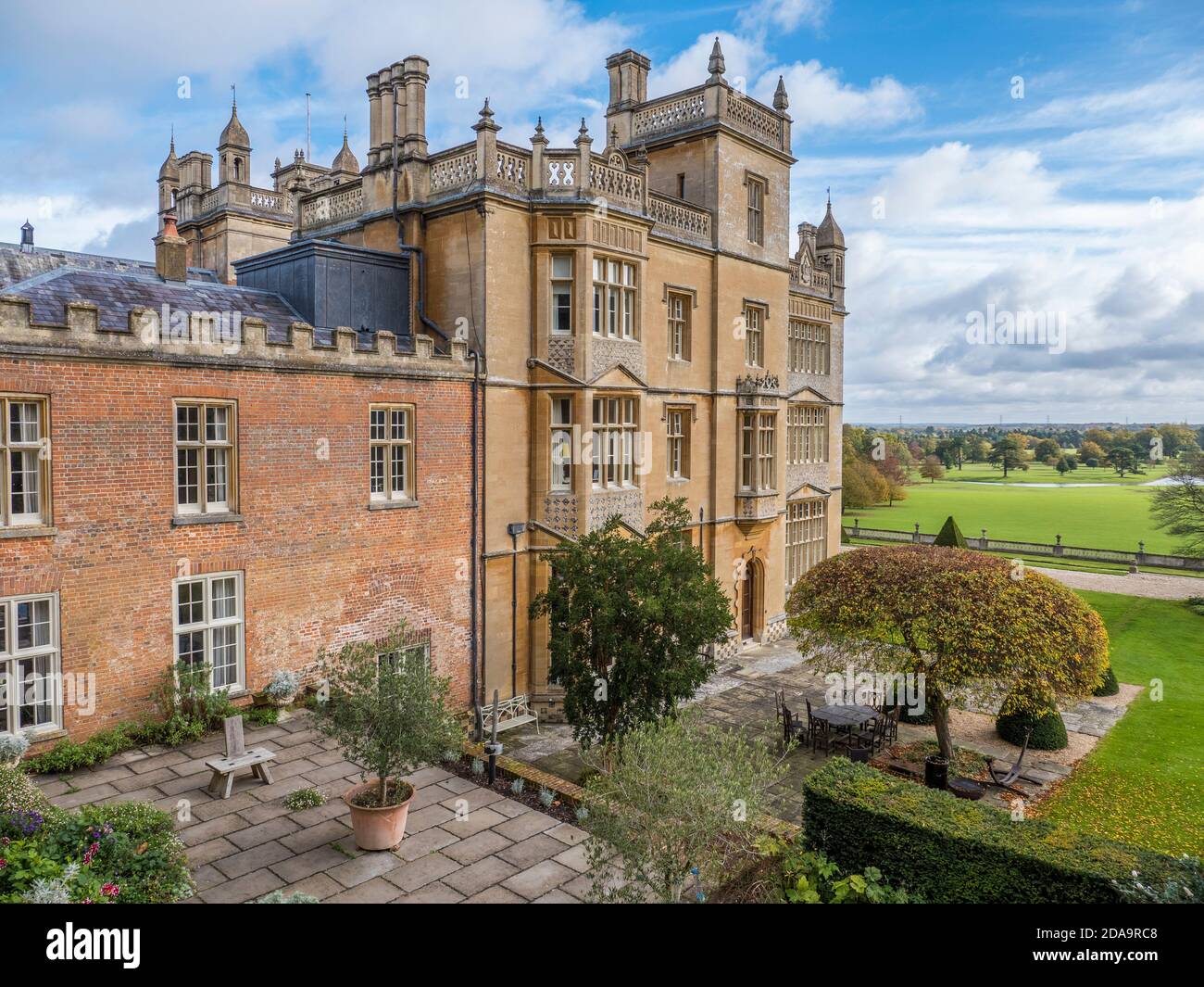 Blick auf Englefield House und Gärten, Englefield, Thale, Reading, Berkshire, England, Großbritannien, GB. Stockfoto
