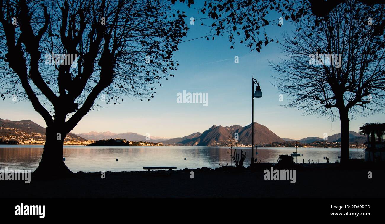 goldenes Sonnenuntergangslicht im Winternachmittag; schöne Aussicht auf den Lago Maggiore von der berühmten Pescatori Insel.Piemont; italienische Seen; Italien Stockfoto
