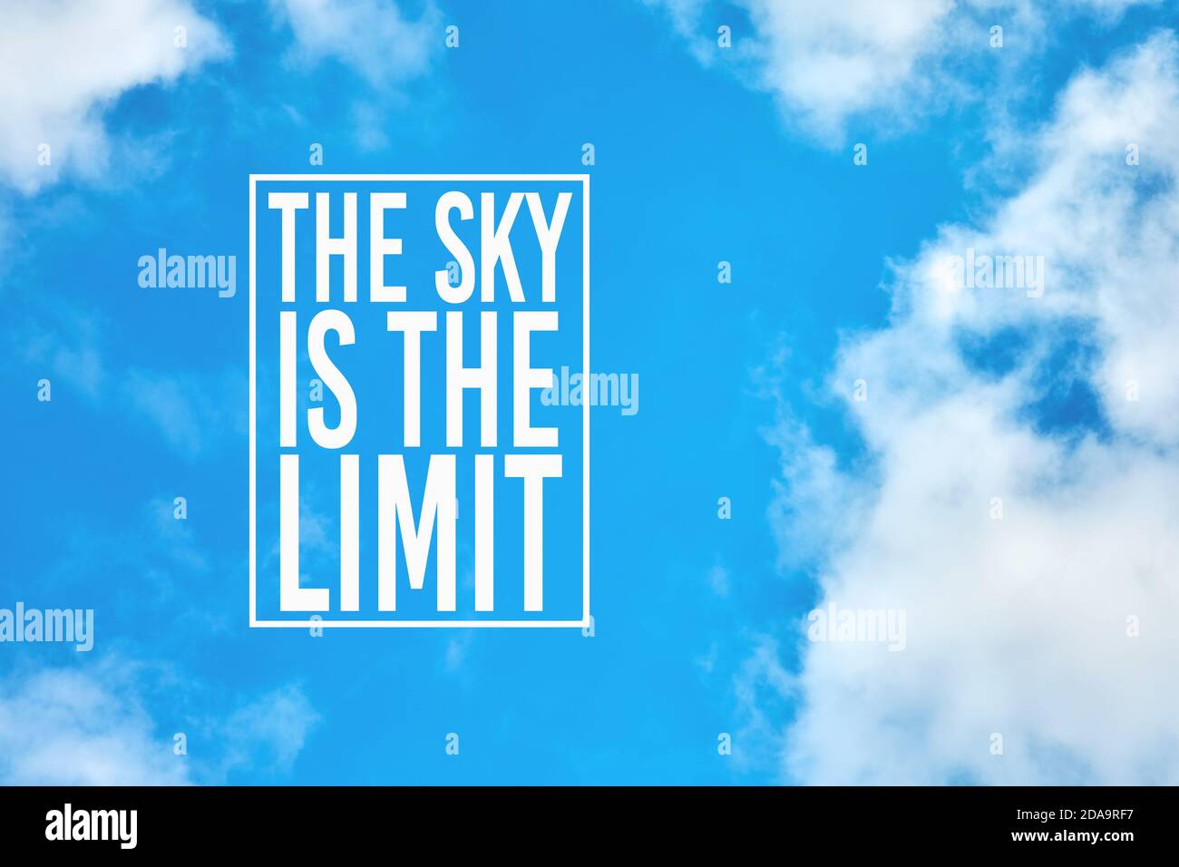 Der Himmel ist die Grenze motivierende oder inspirierende Zitat gegen blauen Himmel mit Wolken Hintergrund. Stockfoto