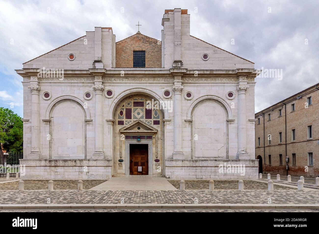 Die Fassade des Malatesta-Tempels, bekannt als Duomo und von 1809 wurde eine Kathedrale mit dem Titel Santa Colomba, Rimini, Italien Stockfoto