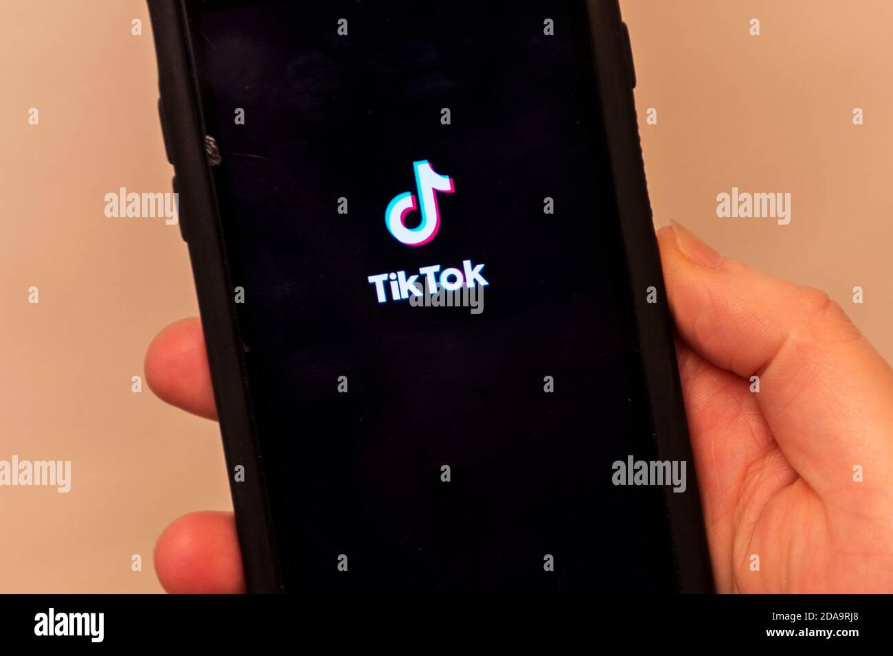 Irland. November 2020. TikTok, die beliebte Social-Media-Plattform, hat angekündigt, in den nächsten drei Monaten 200 neue Arbeitsplätze in Irland zu schaffen, womit die Gesamtarbeitszahl auf 1,100 beläuft. TikTok, das vor vier Jahren gegründet wurde, ermöglicht es Benutzern, kurze Videos zu erstellen und unter seinen Nutzern zu teilen. Quelle: AG News/Alamy Live News Stockfoto