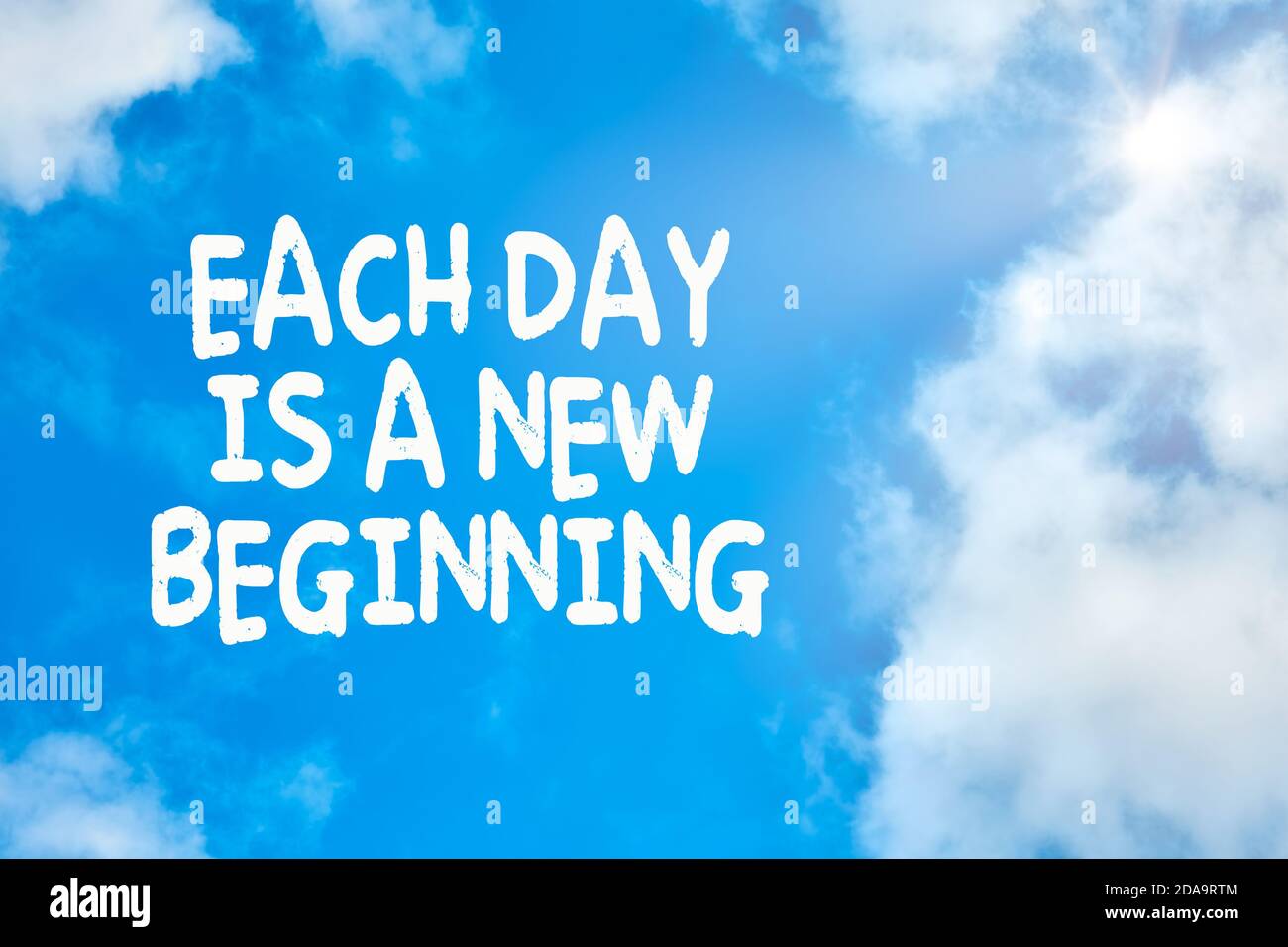 Jeder Tag ist ein neuer Anfang motivierende oder inspirierende Zitat gegen blauen Himmel mit Wolken Hintergrund. Stockfoto