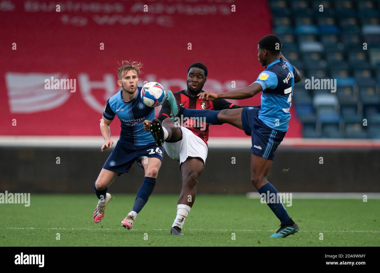 High Wycombe, Großbritannien. November 2020. Jason McCarthy (links), Christian Saydee von AFCBournemouth & Andre Burley von Wycombe Wanderers während des Freundschaftsspiels 2020/21, das am 10. November 2020 hinter verschlossenen Türen zwischen Wycombe Wanderers und AFC Bournemouth im Adams Park, High Wycombe, England, gespielt wurde. Foto von Andy Rowland. Kredit: Prime Media Images/Alamy Live Nachrichten Stockfoto