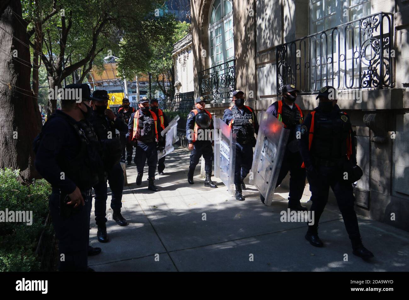 Mexiko-Stadt, Mexiko. November 2020. MEXIKO-STADT, MEXIKO - 10. NOVEMBER: Polizeiwache, Bewachung der Einrichtungen der Regierungsvertretung von Quintana Roo, um Demonstranten zu stoppen, die am 10. November 2020 in Mexiko-Stadt, Mexiko, gegen den Frauenmord des jungen Alexis demonstrieren. Kredit: Jose Pasos/Eyepix Gruppe/Der Fotozugang Gutschrift: Der Fotozugang/Alamy Live Nachrichten Stockfoto