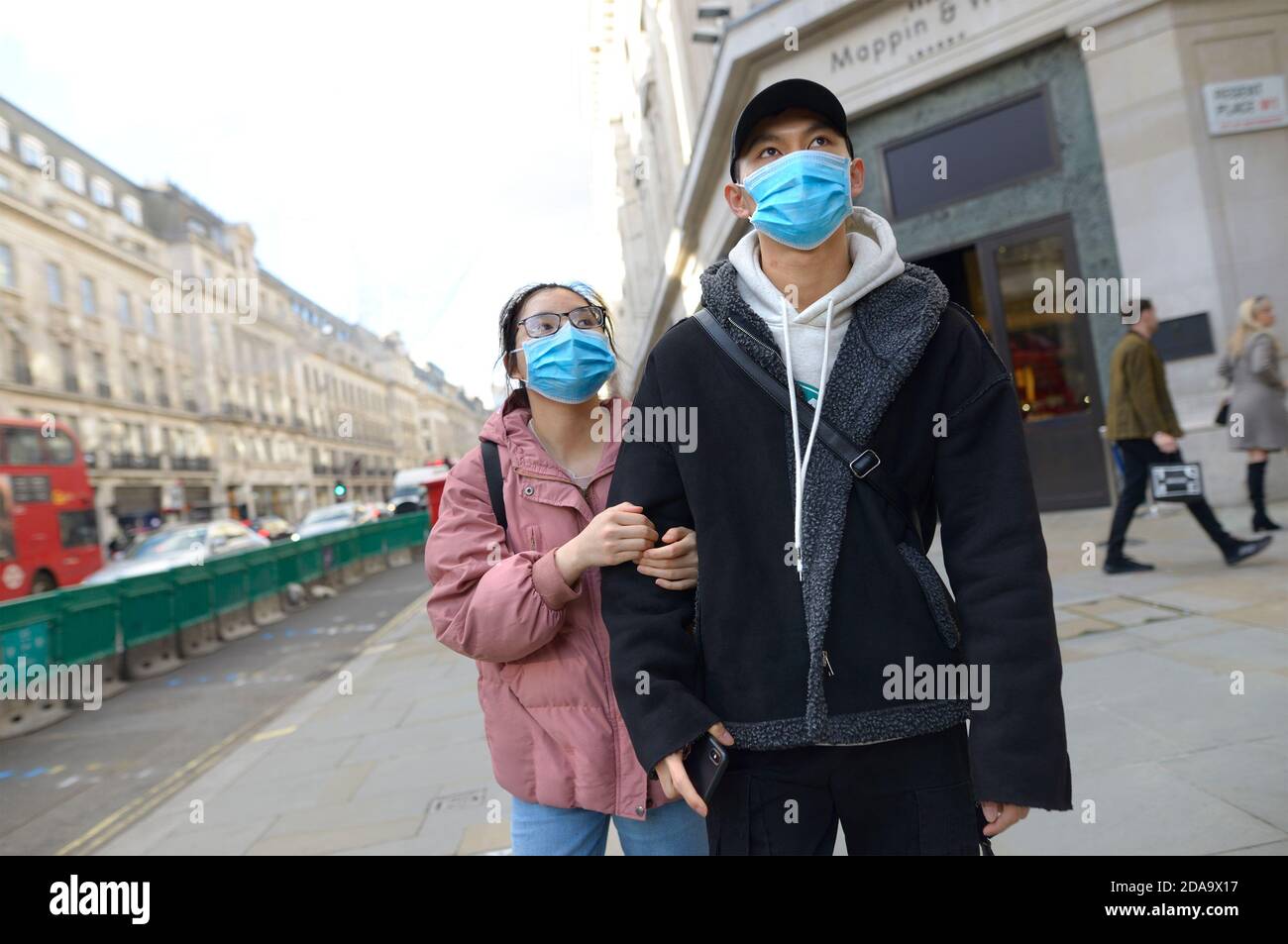 London, England, Großbritannien. Junge asiatische Paare, die während der COVID-Pandemie im West End einkaufen, November 2020 Stockfoto
