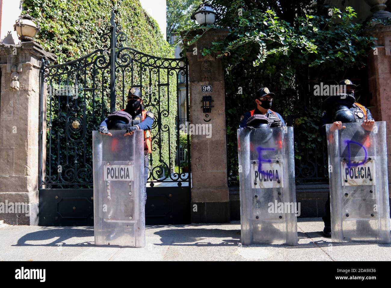 Mexiko-Stadt, Mexiko. November 2020. MEXIKO-STADT, MEXIKO - 10. NOVEMBER: Polizeiwache, Bewachung der Einrichtungen der Regierungsvertretung von Quintana Roo, um Demonstranten zu stoppen, die am 10. November 2020 in Mexiko-Stadt, Mexiko, gegen den Frauenmord des jungen Alexis demonstrieren. Kredit: Jose Pasos/Eyepix Gruppe/Der Fotozugang Gutschrift: Der Fotozugang/Alamy Live Nachrichten Stockfoto