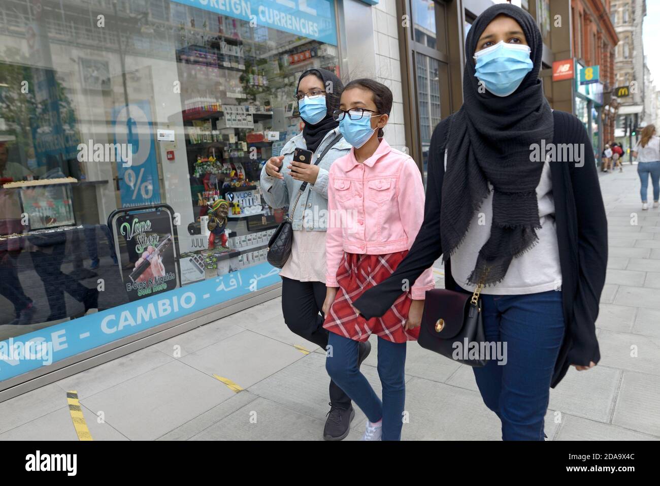 London, England, Großbritannien. Asiatische Mädchen, die während der COVID-Pandemie im West End einkaufen, August 2020 Stockfoto