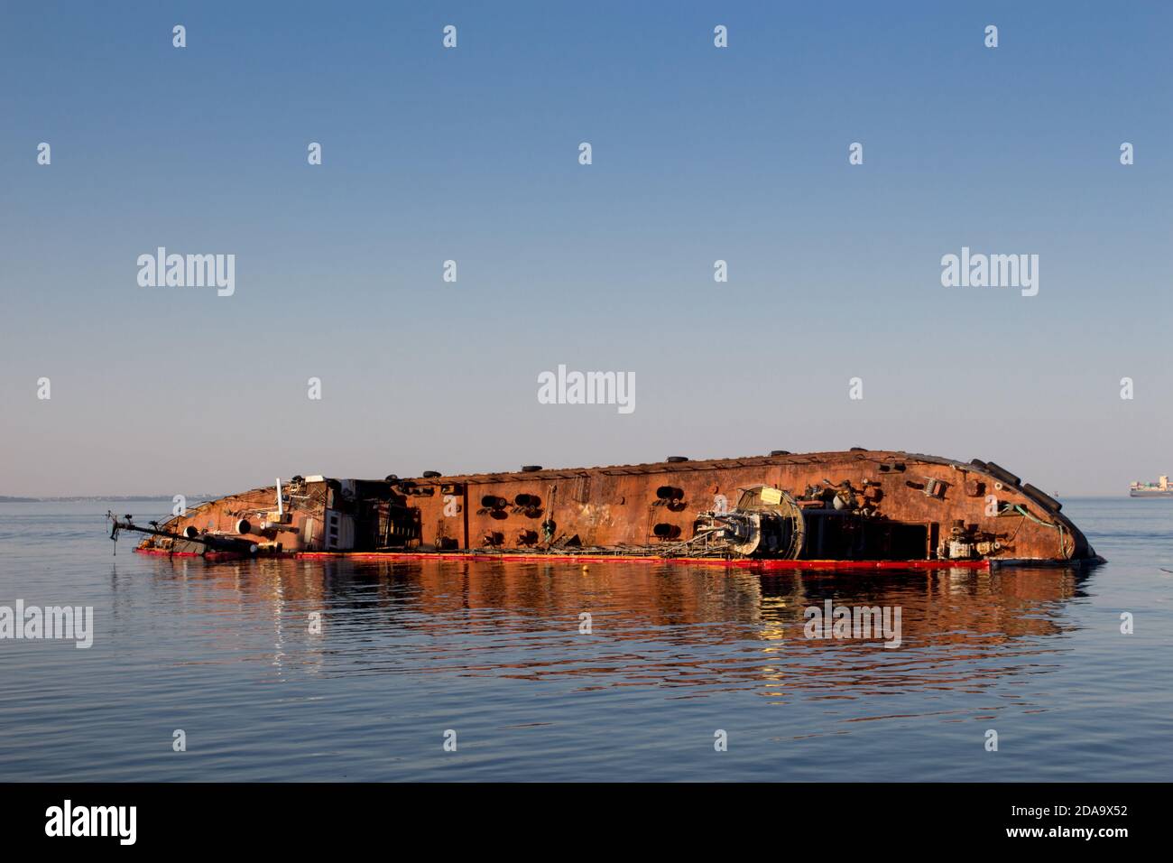 Ein versunkenes Schiff liegt an der Küste. Ein Öltanker sank vor der Küste. Stockfoto