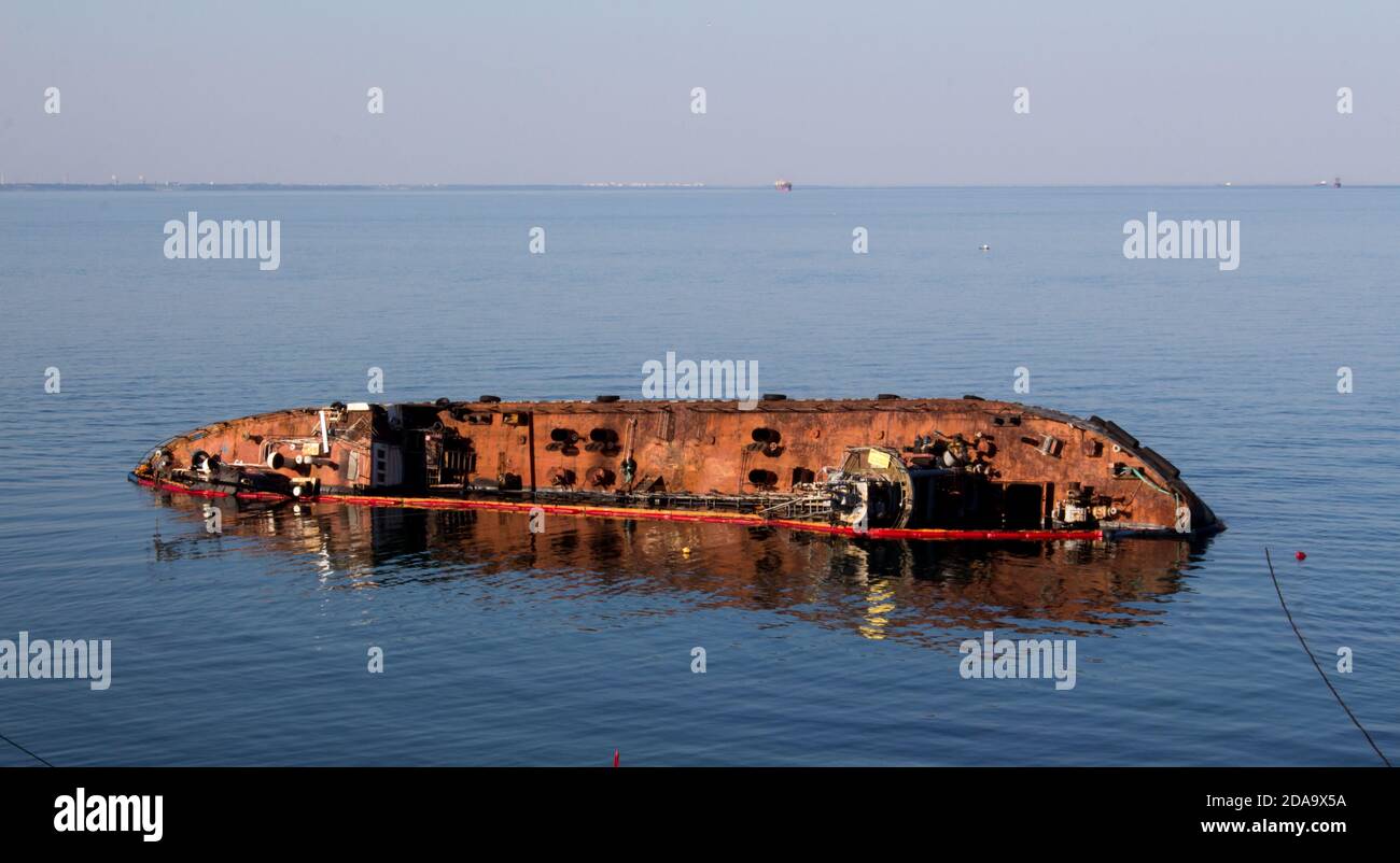 Ein Öltanker sank vor der Küste. Ein Schiff, das auf Grund lief. Ökologische Katastrophe. Stockfoto