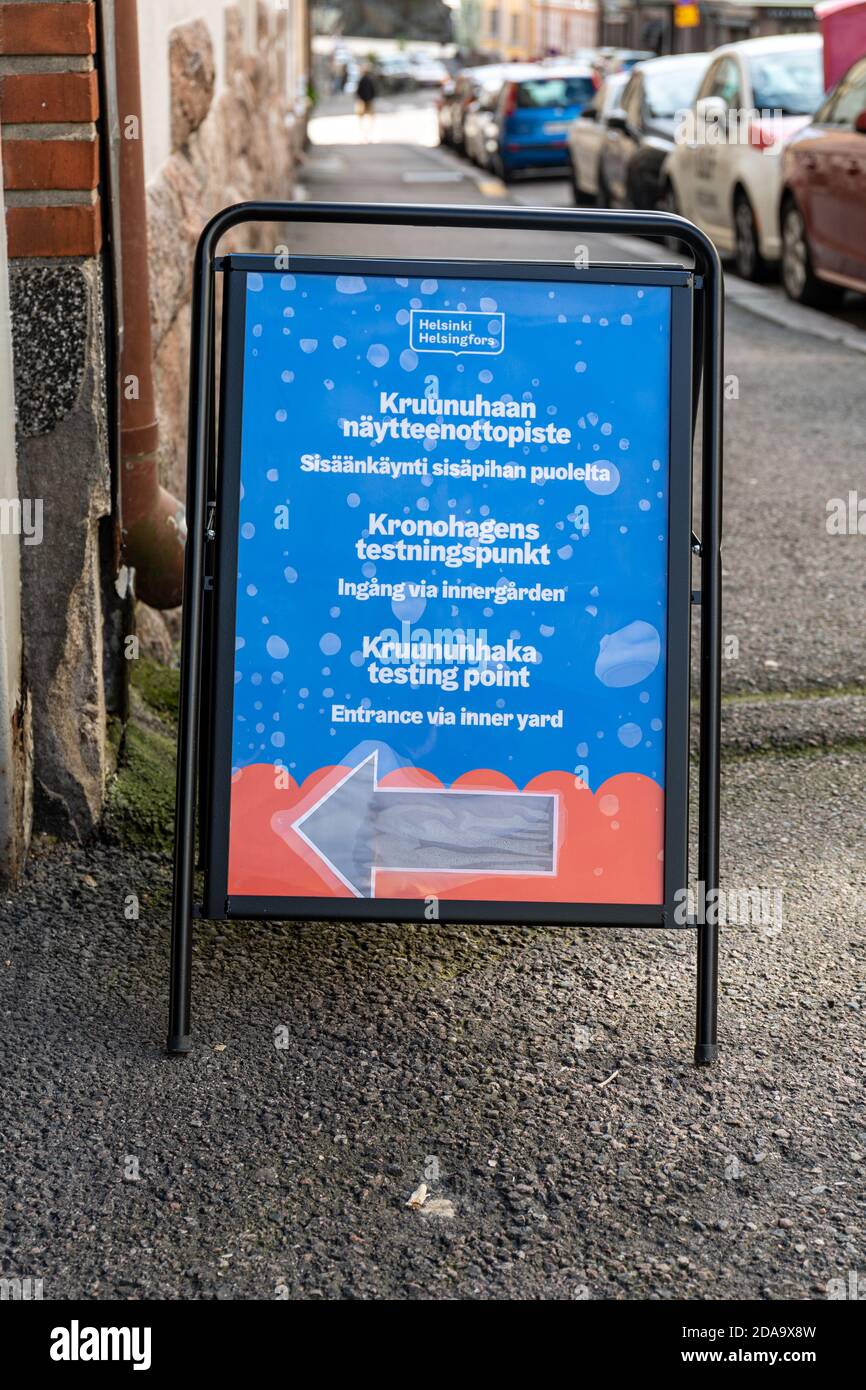 Testpunkt Straßenschild während Coronavirus Ausbruch im Kruununhaka Bezirk, Helsinki, Finnland Stockfoto