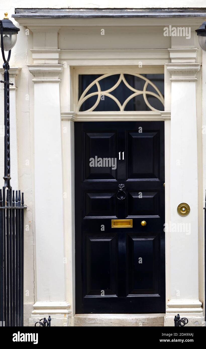 London, England, Großbritannien. Die Tür der Downing Street 11, Residenz des Schatzkanzlers (Finanzminister) Stockfoto