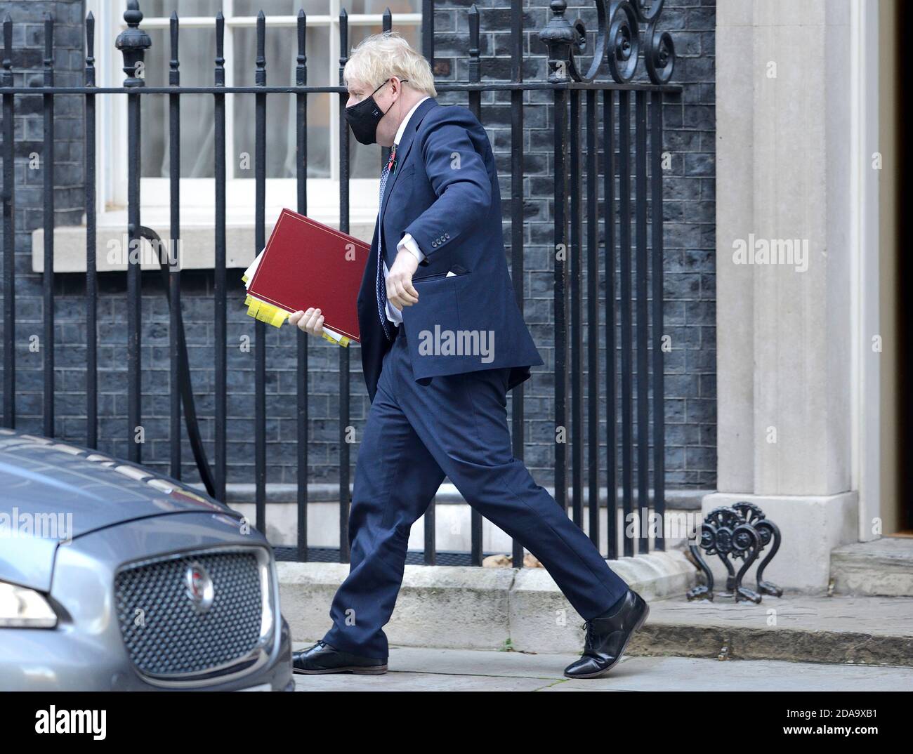 Der britische Premierminister Boris Johnson verlässt die Downing Street 10, um Fragen des Premierministers im Parlament zu stellen, 4. November 2020 Stockfoto
