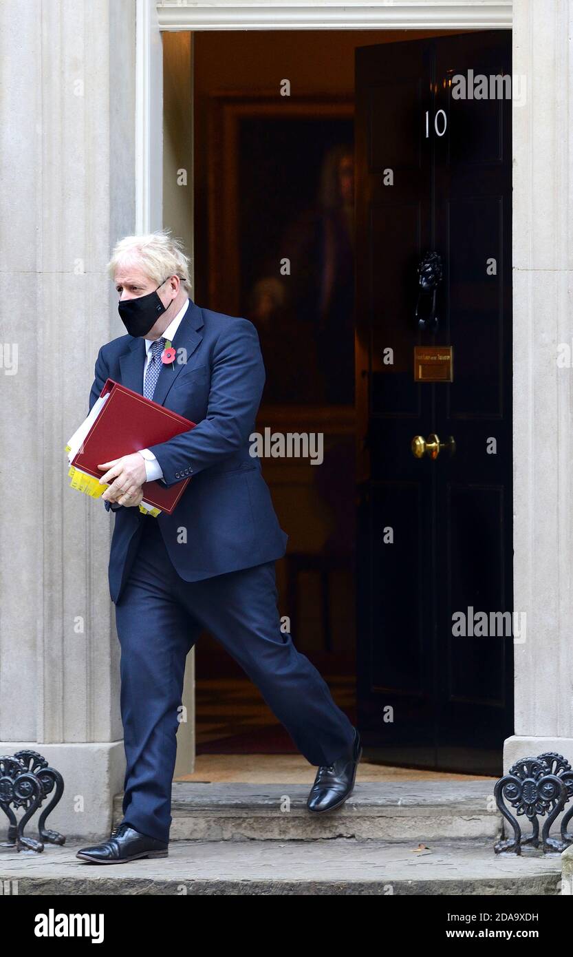 Der britische Premierminister Boris Johnson verlässt die Downing Street 10, um Fragen des Premierministers im Parlament zu stellen, 4. November 2020 Stockfoto