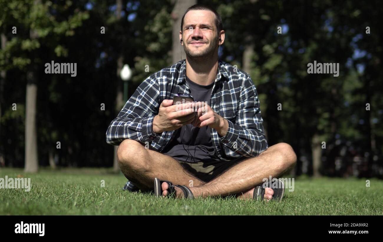 Junger erfolgreicher Geschäftsmann, der die Kamera anschaut und lächelt. Stockfoto