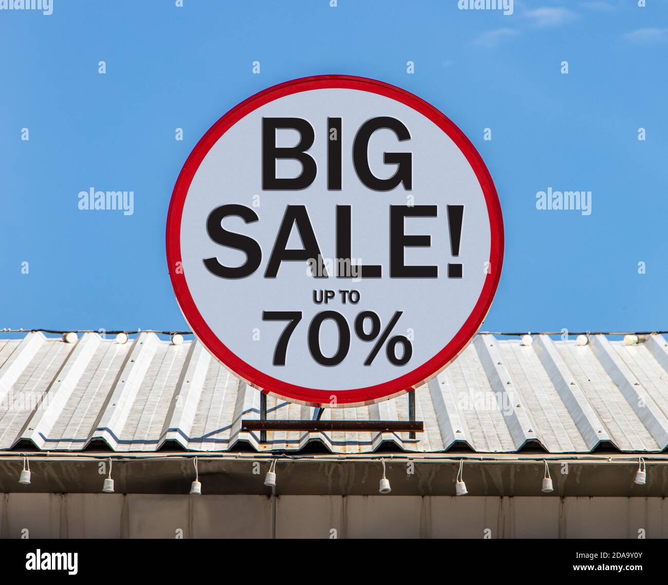 Eine Circle Plakatwand mit Text zeigt GROSSEN VERKAUF auf einem Dach installiert ist. Angebot von Promotion-Verkauf und Rabatt für Kunden. Stockfoto