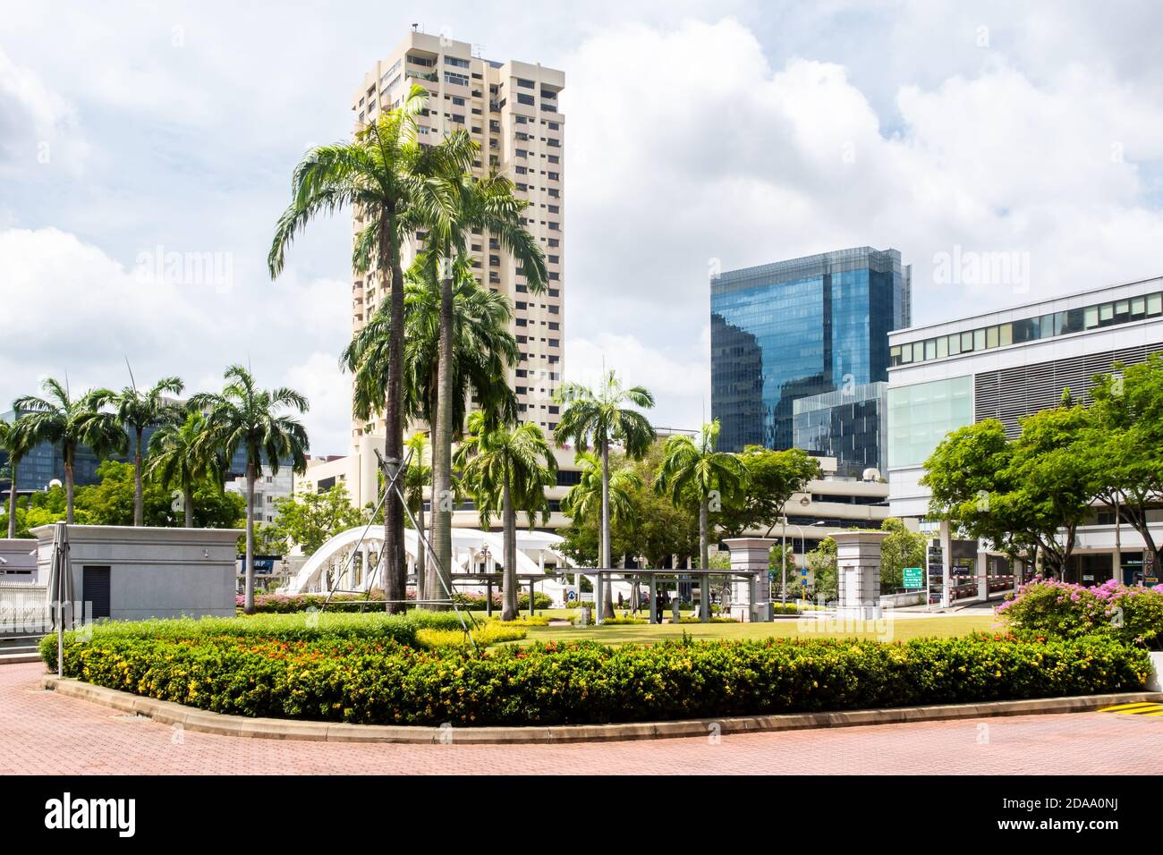 Singapur, 21/01/19. Grüner Parliament Place mit Palmen, Elgin Bridge und City Skyline im Hintergrund. Stockfoto