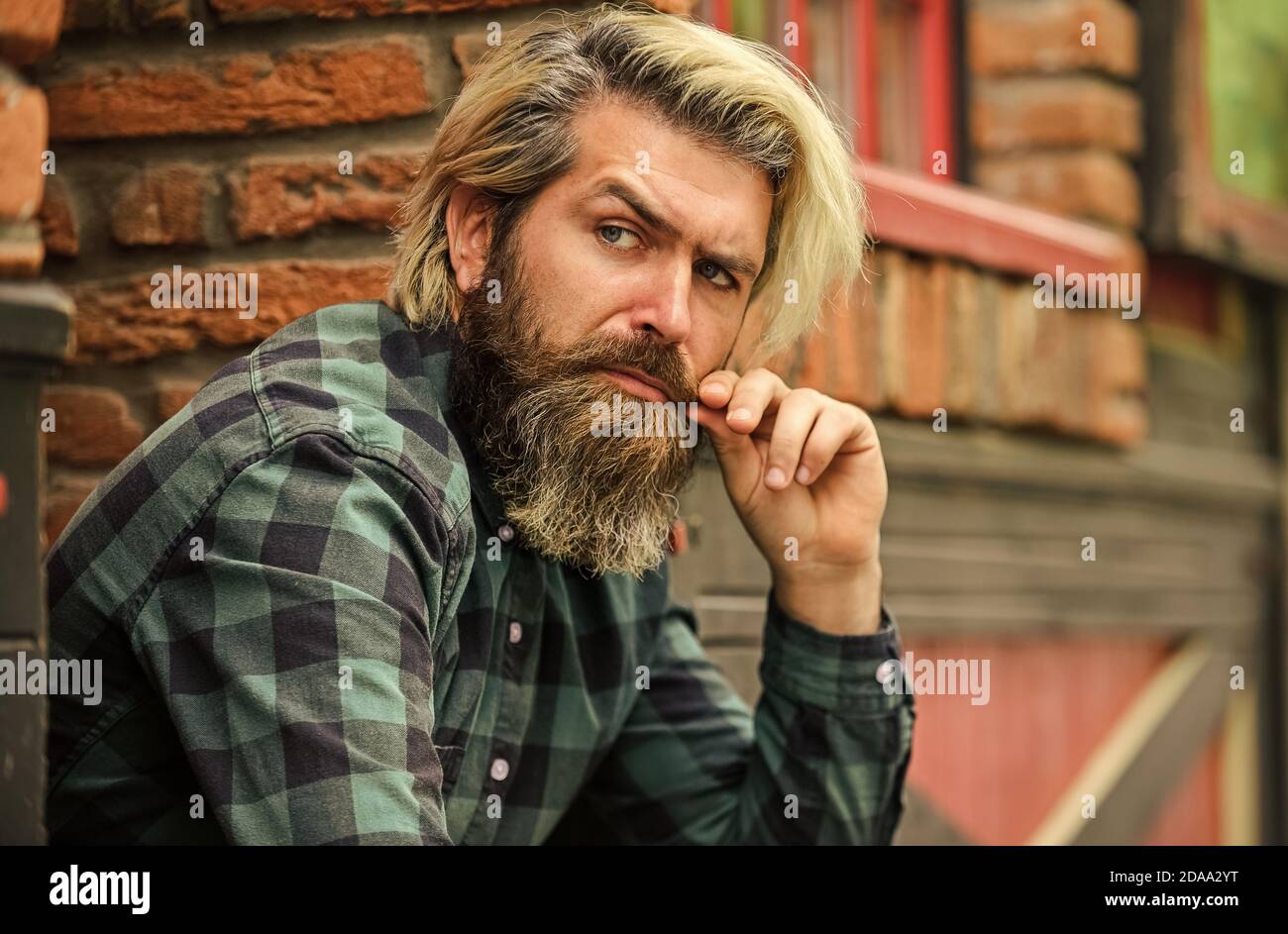 Depressive Bartige Mann Karierte Hemd Hipster Gefarbte Haare Und Bart Manner In Legerer Mode Hipster In Sonnenbrille Friseur Und Friseursalon Brutal Mannlich Mit Blonden Haaren Irischen Architektur Hintergrund Stockfotografie Alamy