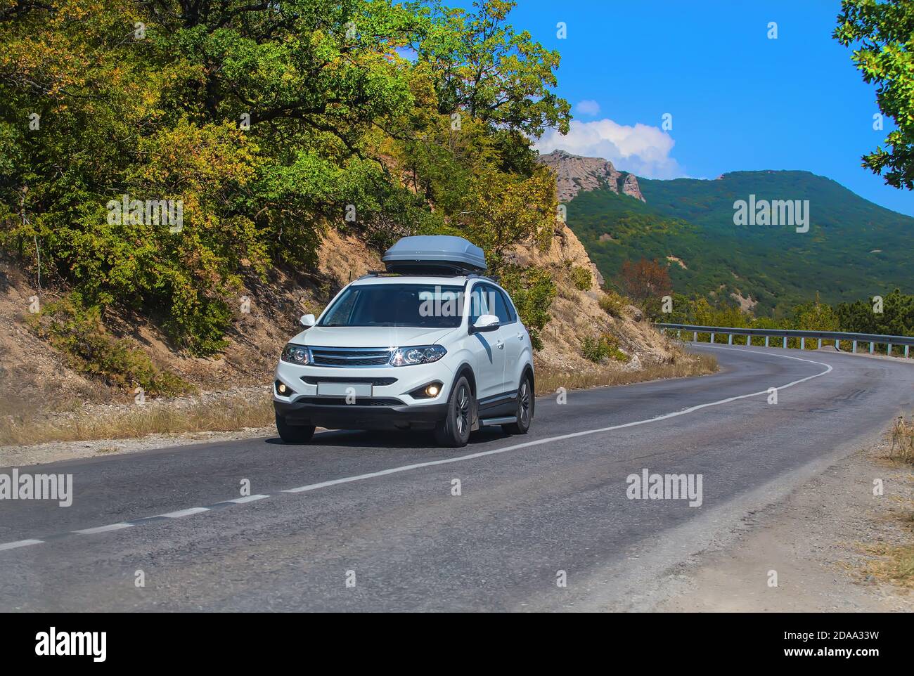 SUV auf der Straße im Berggebiet im Sommer Stockfoto