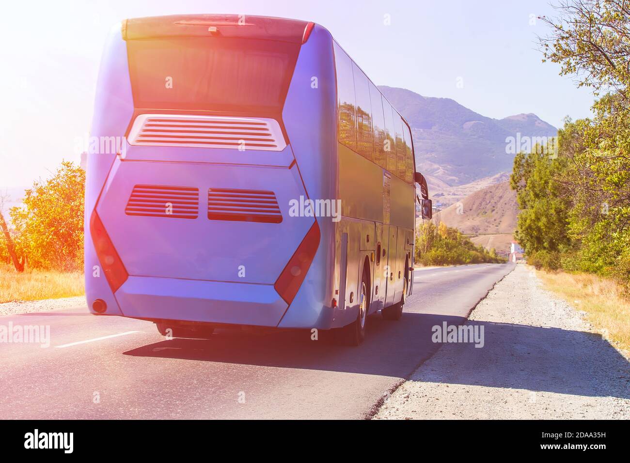 Touristenbus fährt auf der malerischen Bergautobahn Stockfoto